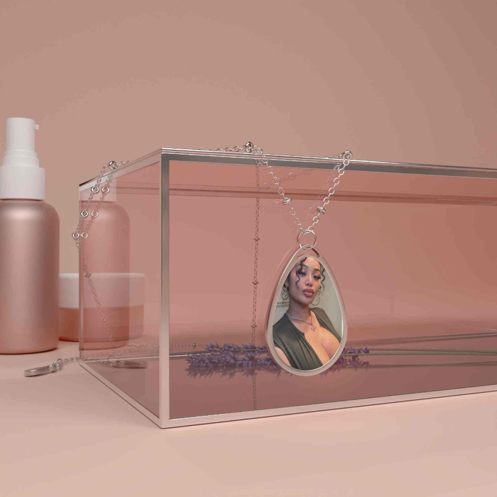 Photo de Elegant Oval Necklace, Custom Photo Pendant, Personalized Jewelry, Gift for Her, Meaningful Keepsake